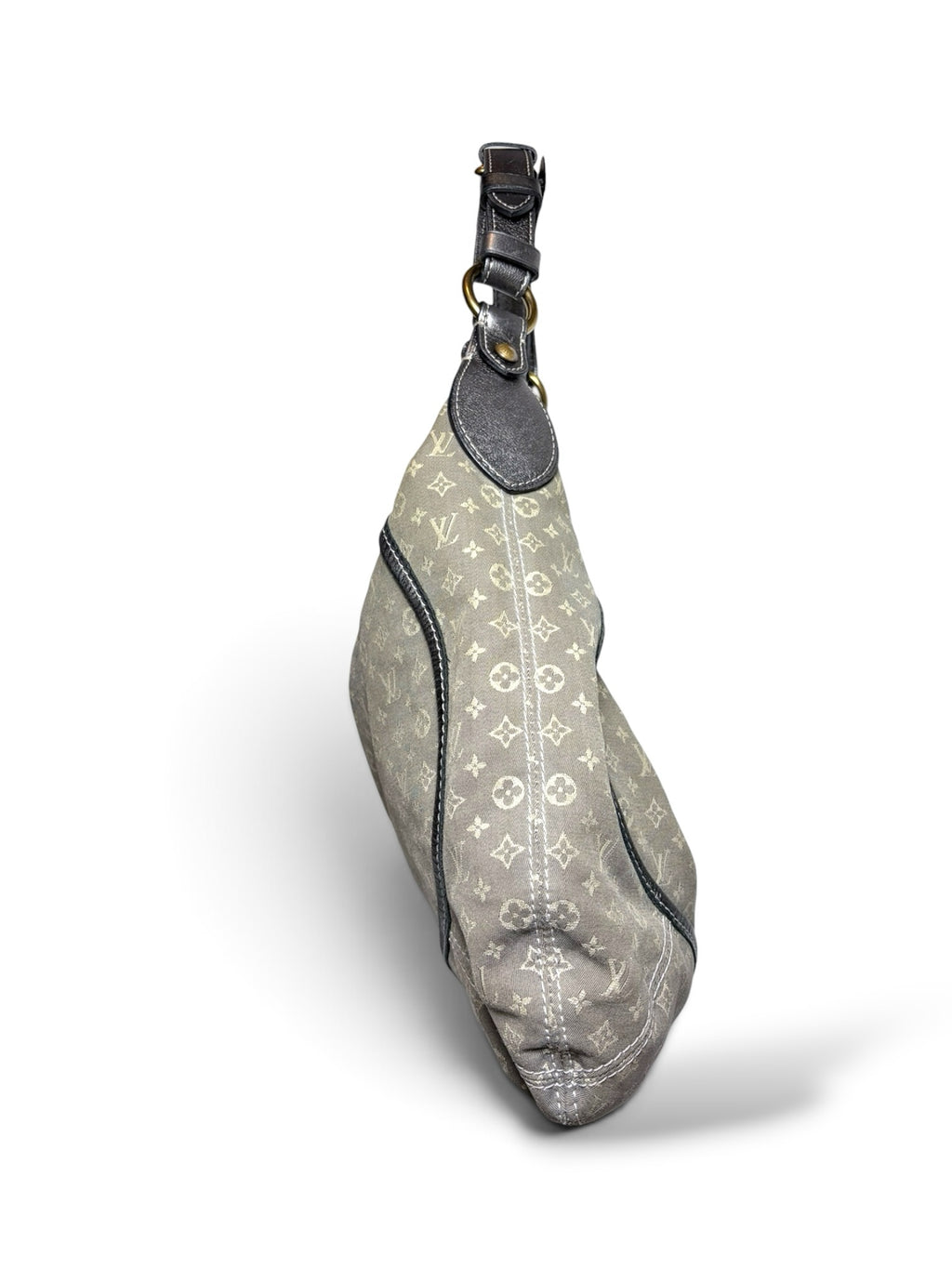 Thrift Mint grey Louis Vuitton monogram canvas hobo bag with metallic leather trim and a comfortable shoulder strap.