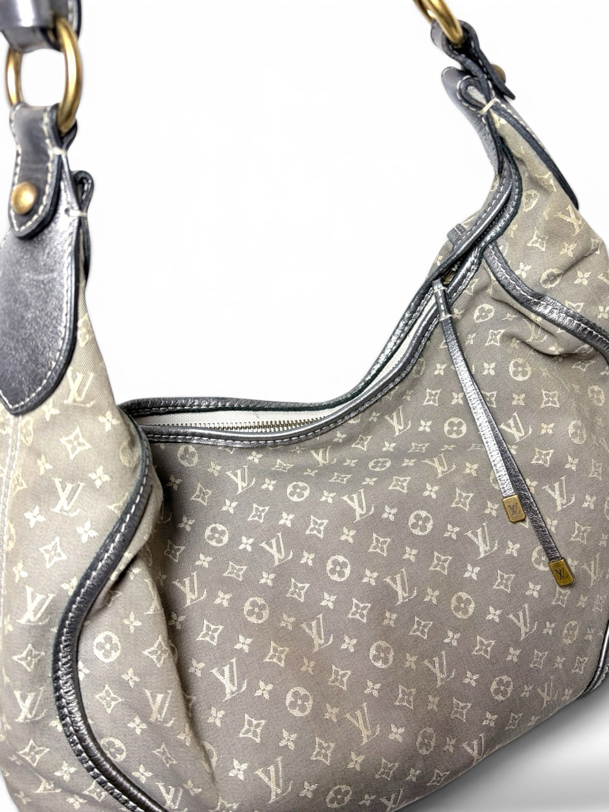 Thrift Mint grey Louis Vuitton monogram canvas hobo bag with metallic leather trim and polished gold-tone hardware.